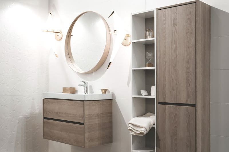 Badezimmer mit Holzmöbeln
