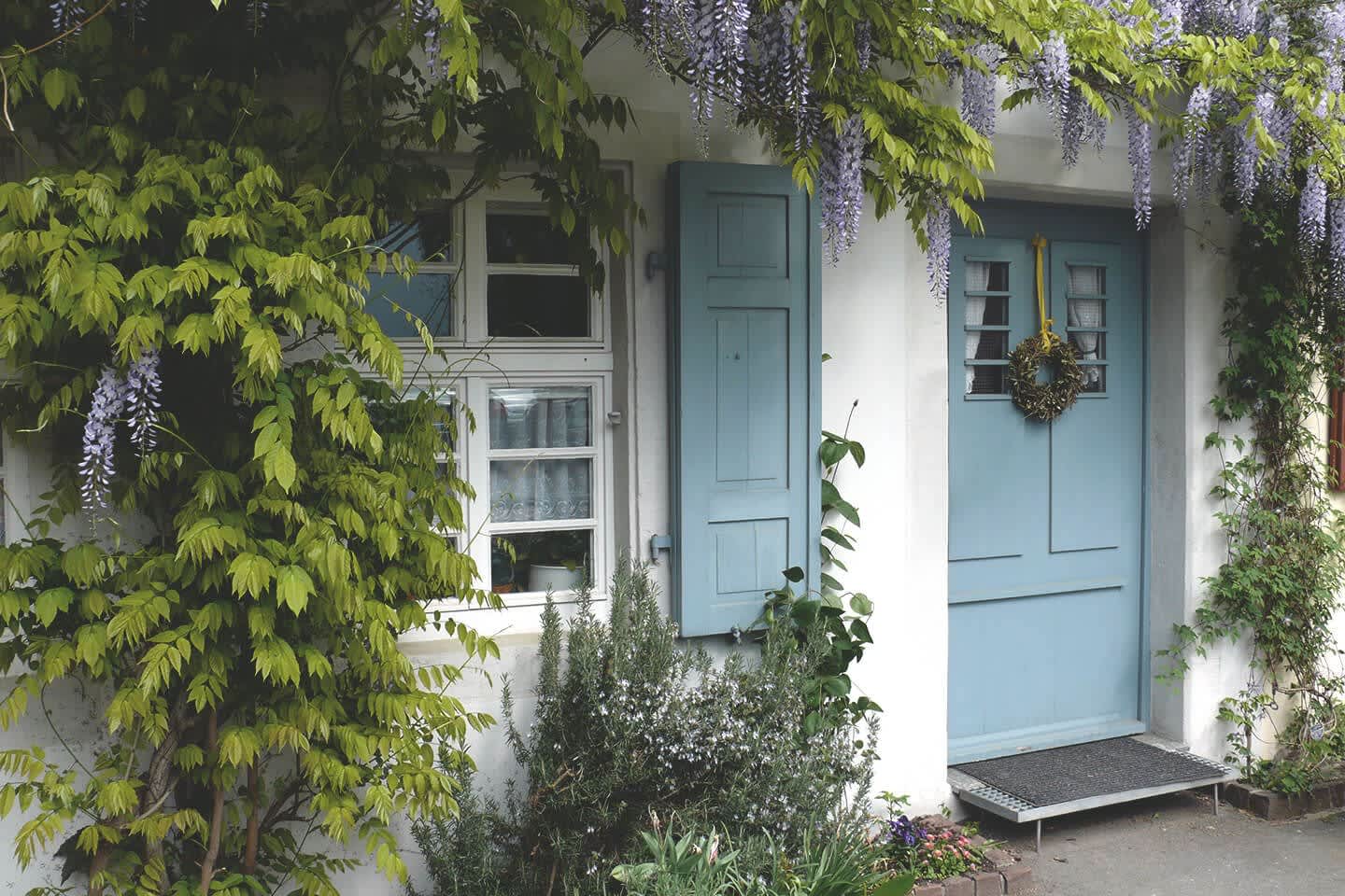 blaue Landhaustür mit Glaseinsätzen