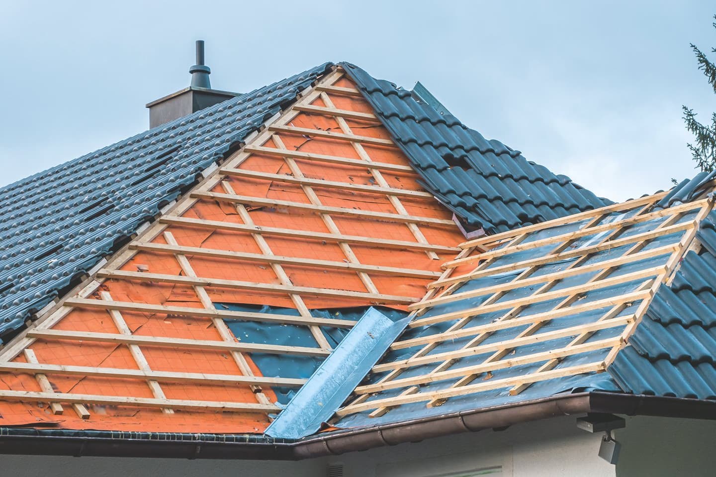 Ein Dach wird neu eingedeckt von einer Dachdecker Fachfirma von Aroundhome