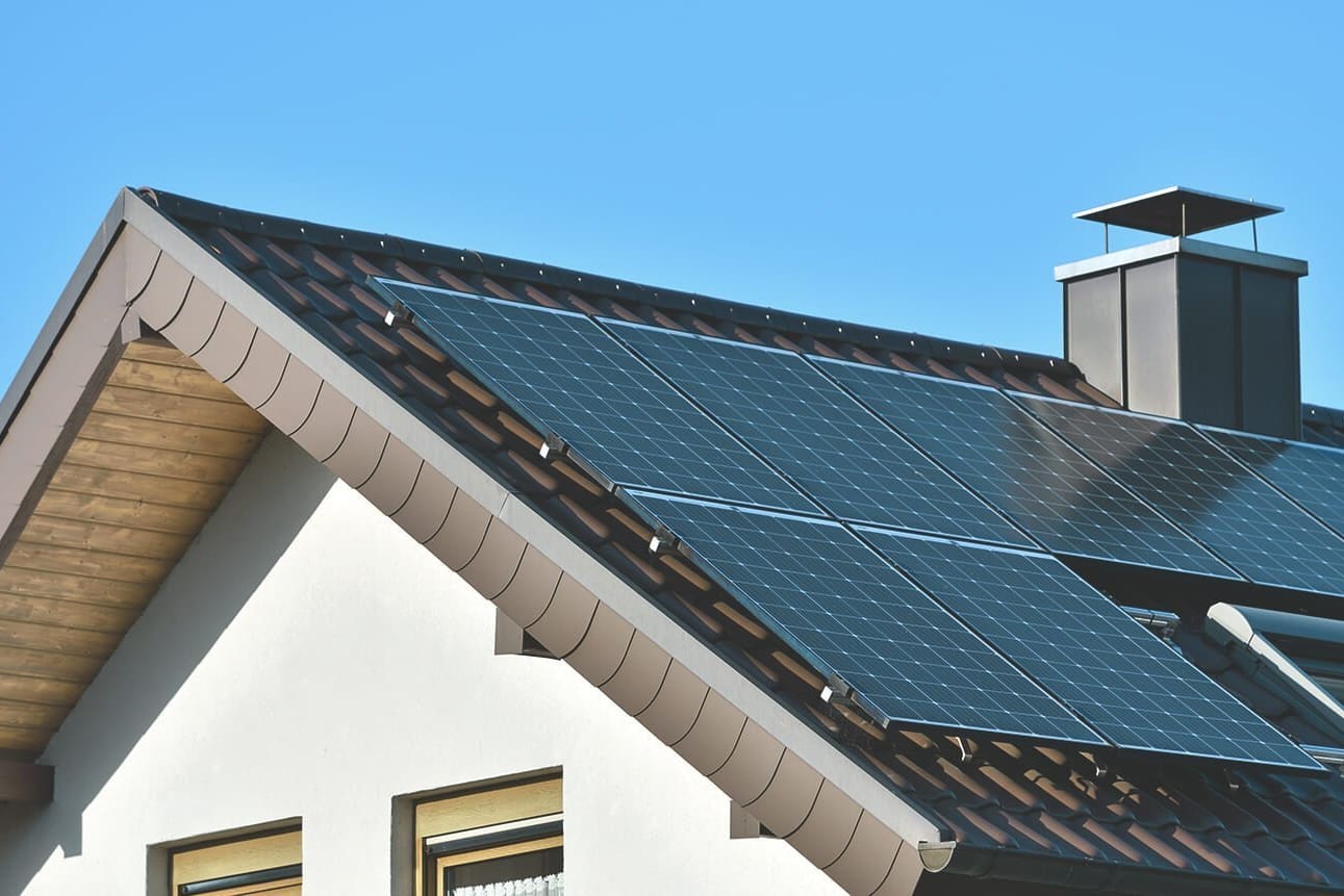 Hausdach mit Solaranlage drauf