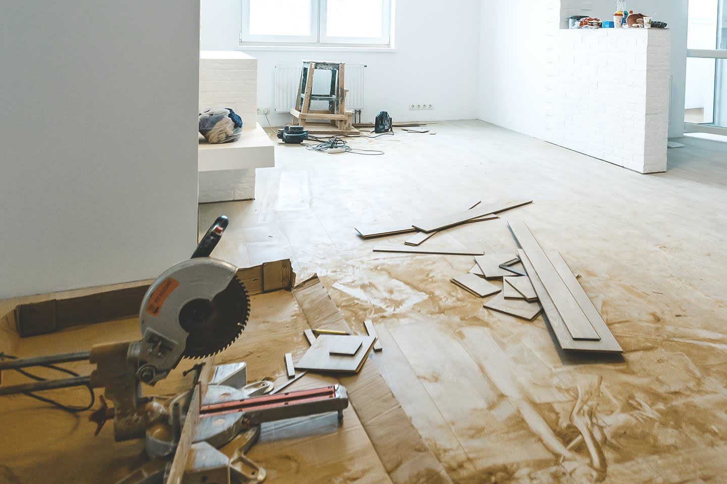 Laminat wird zurechtgesägt und verlegt im Zimmer.