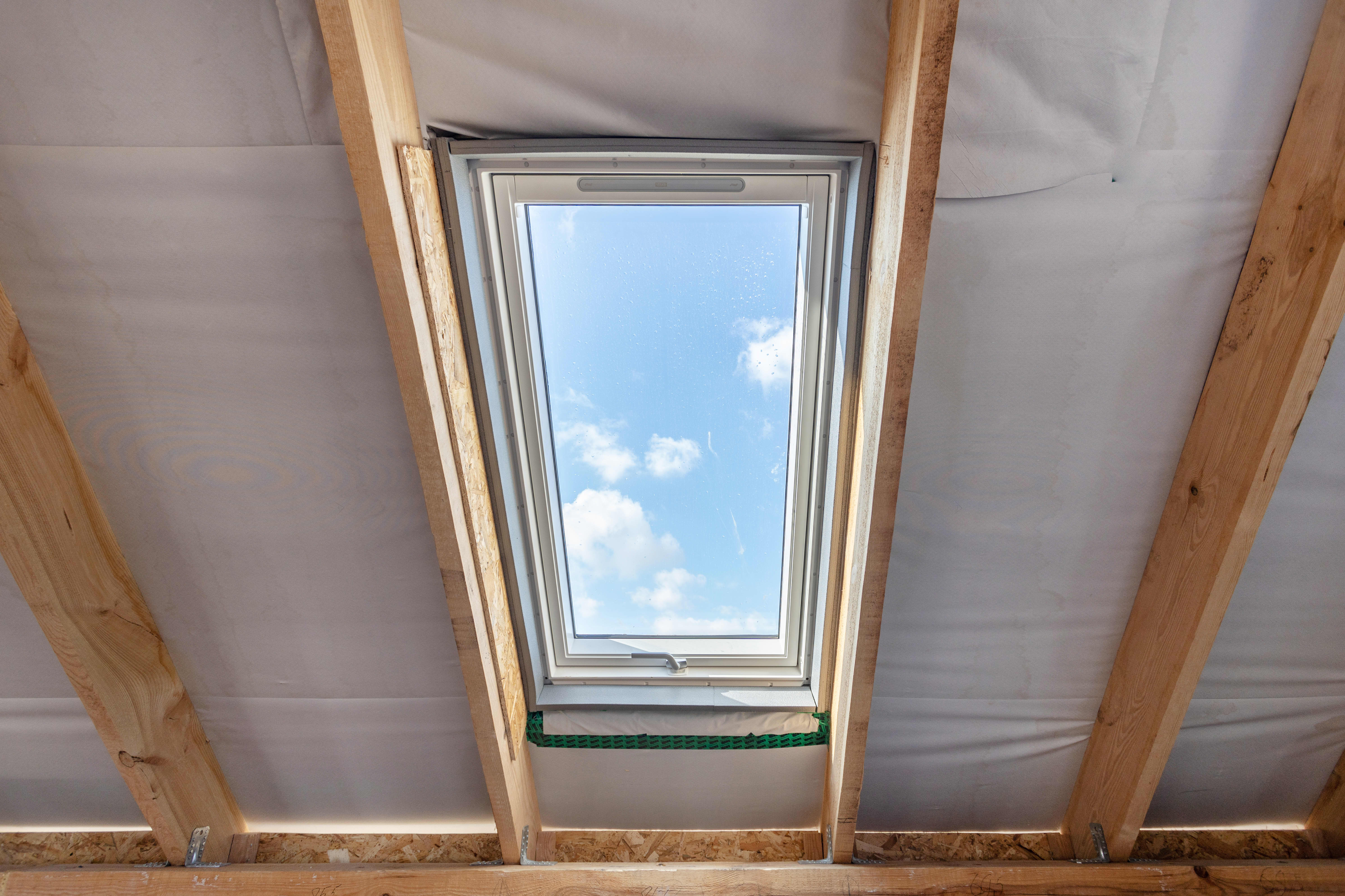 Dachfenster zwischen zwei Sparren