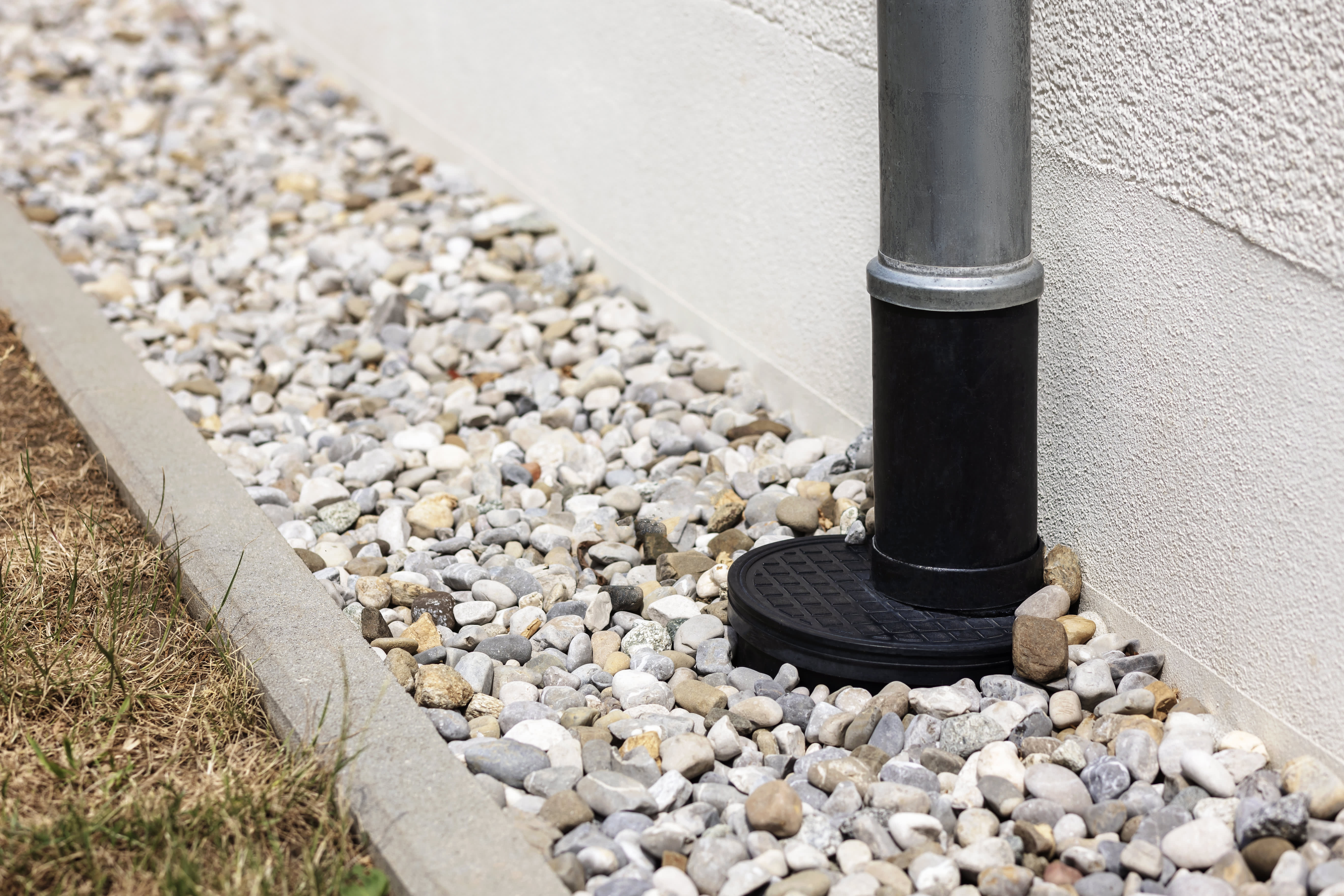 Modernes Drainage-System am Haus.