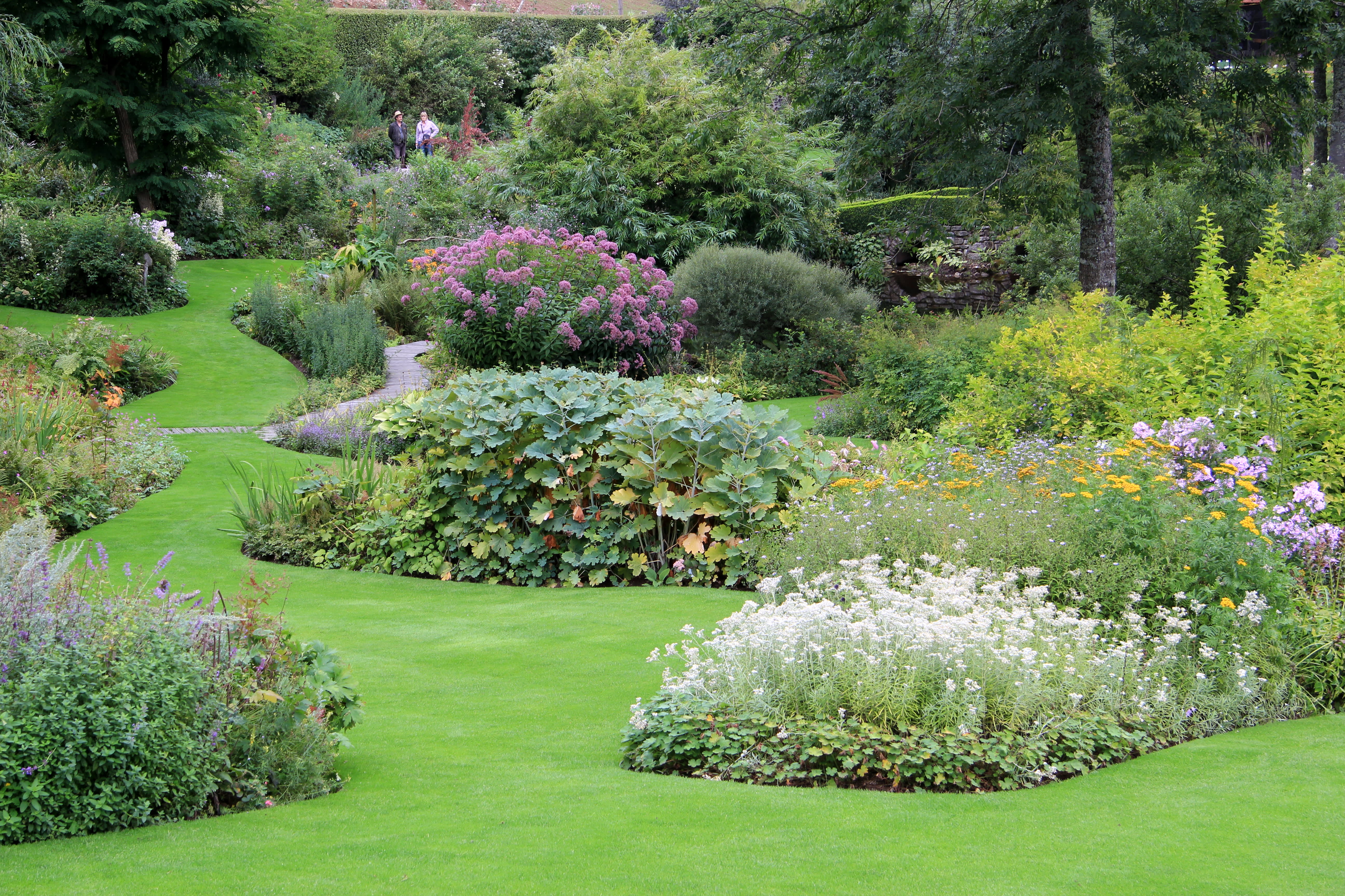 Grosser Garten mit Beeten.