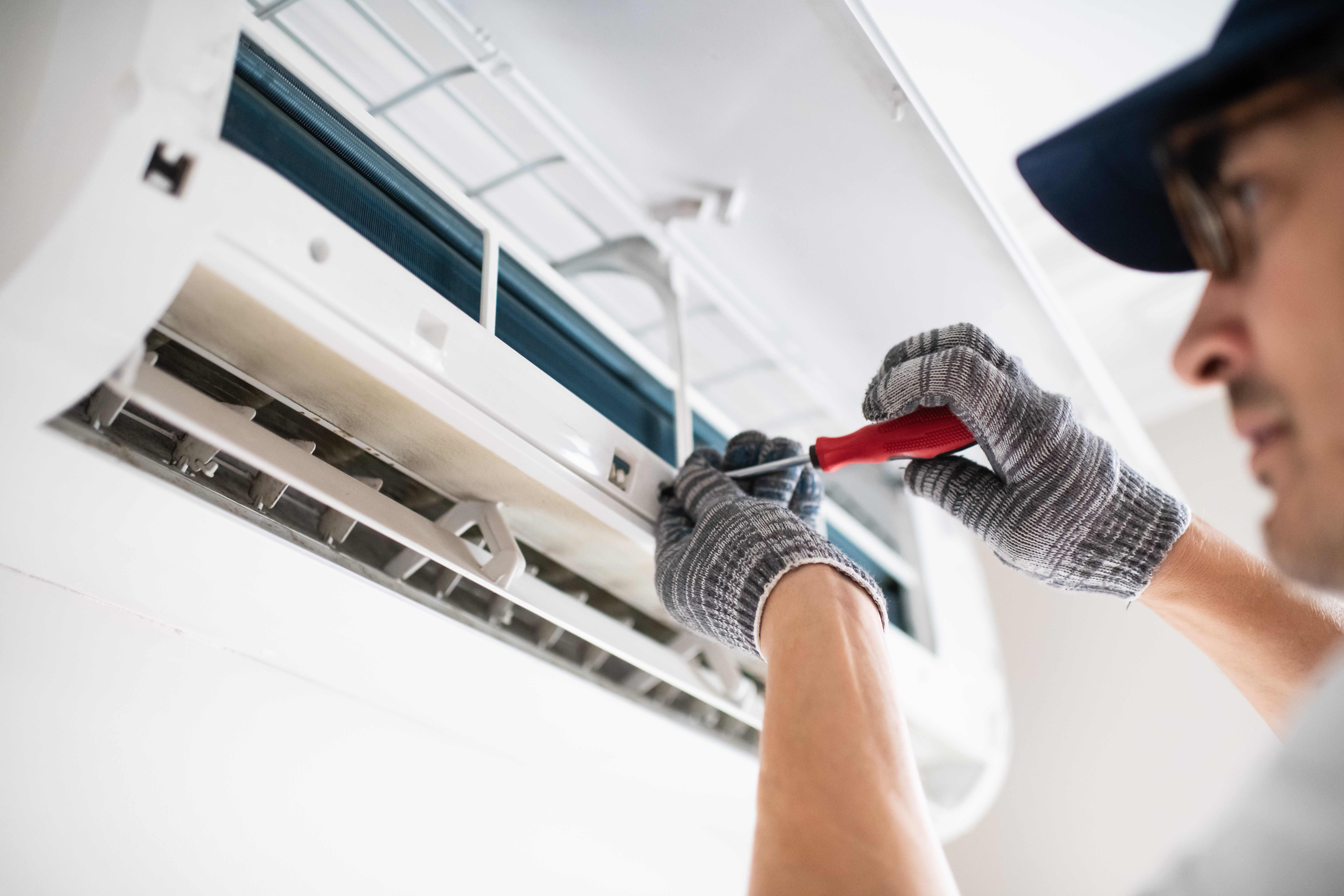 Techniker arbeitet am Innengerät einer Klimaanlage