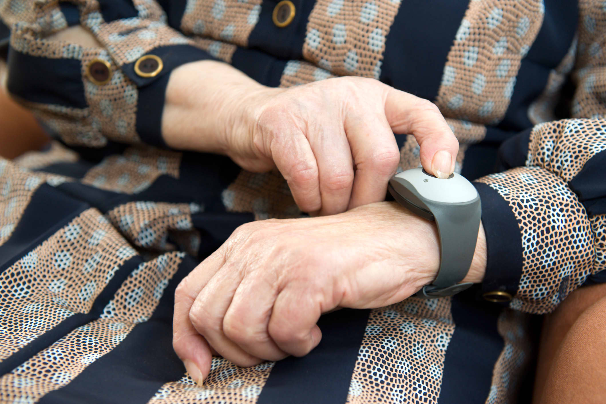 Seniorin betätigt Notrufknopf