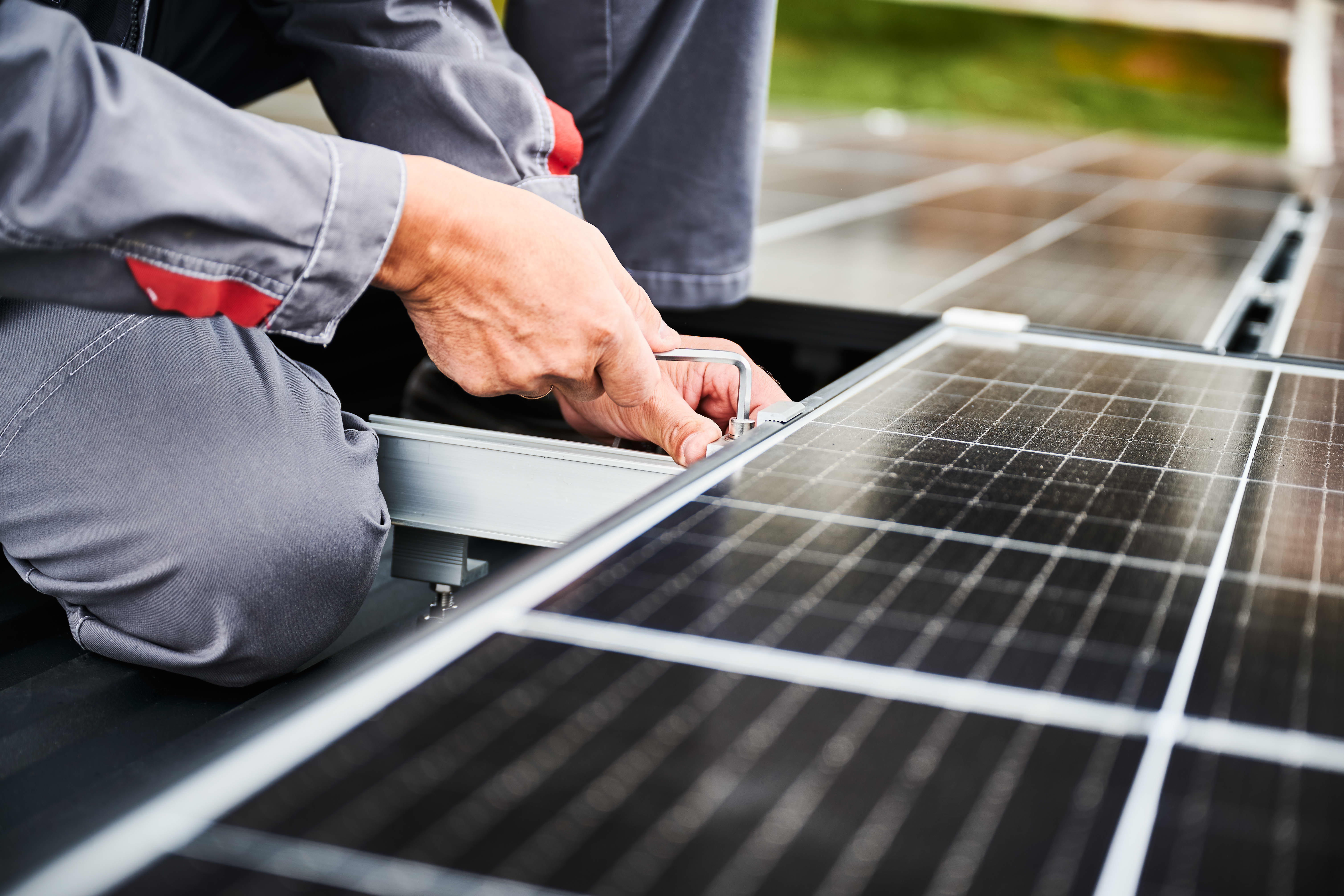 Nahaufnahme eines Monteurs, der an einer Solaranlage arbeitet