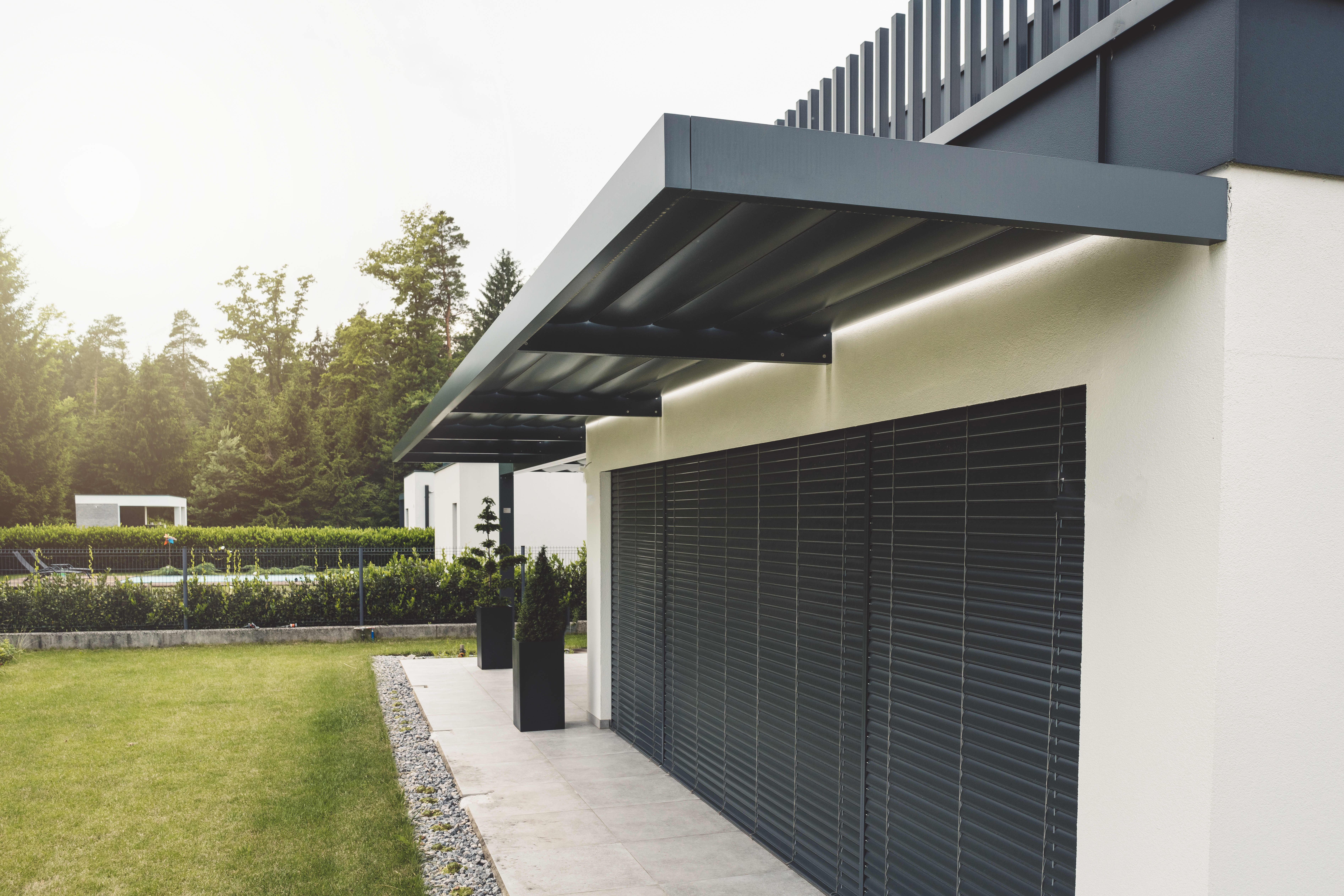 Vordach über einer Terrasse eines modernen Hauses.