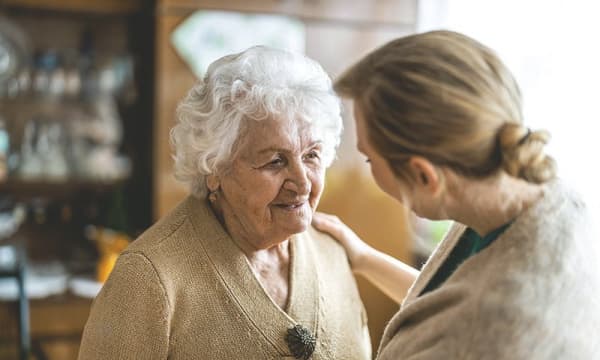 Seniorin mit Angehöriger im Gespräch