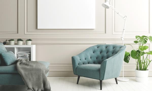 Ein weißes Infrarotpaneel angebracht an der Wand eines gemütlichen Wohnzimmers