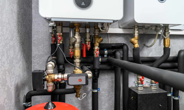 Nahansicht eines Heizungssystems in einem Heizungskeller