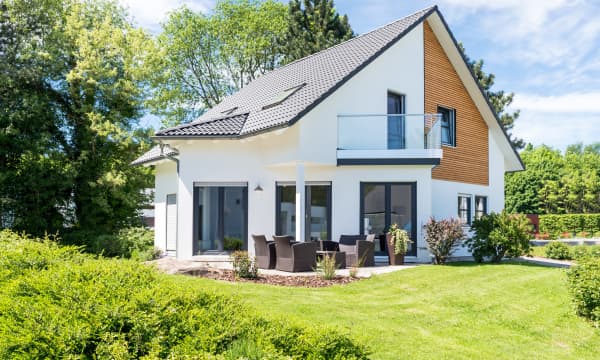 Modernes Einfamilienhaus mit Garten