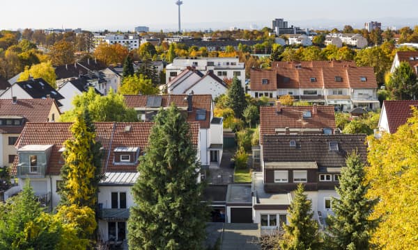 Wohnhäuser im Vorort von Frankfurt am Main mit roten Dächern und vielen Bäumen