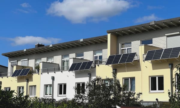 Balkonkraftwerke an Reihenhäusern