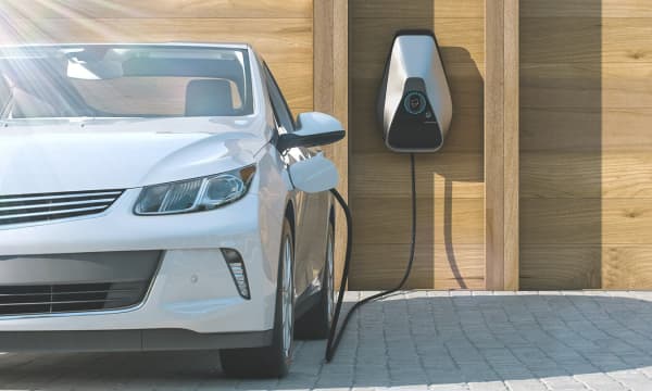 Ein Elektroauto wird mit Strom aufgeladen.