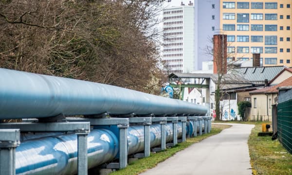 Große Rohre für Fernwärme führen zu mehreren Häusern
