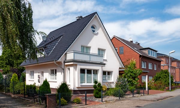 Straße mit Wohnimmobilien in Deutschland