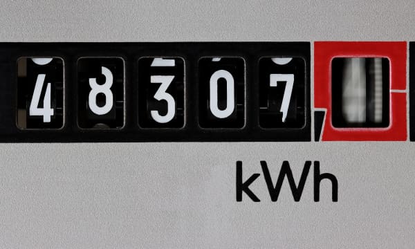 Schnell laufender analoger Stromzähler im Privathaushalt, Nahaufnahme vom Zählerstand