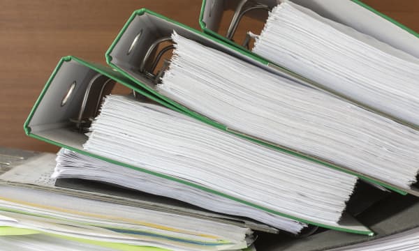 Stapel mit mehreren vollen Aktenordnern