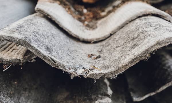 Nahansicht alter Asbest-Wellplatten