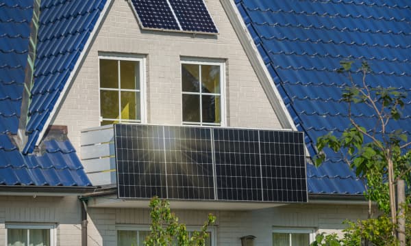 Solarmodule eines Balkonkraftwerks an einem Wohnhaus
