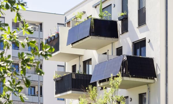 Mehrfamilienhaus mit mehreren Balkonkraftwerken