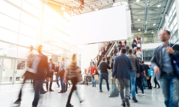 Verschwommene Personen in einer Messehalle