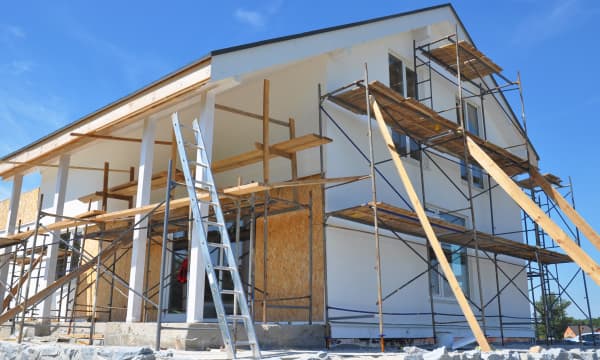 Einfamilienhaus mit Gerüst und sanierten Wänden