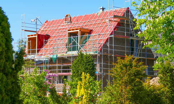 Neubau eines Einfamilienhauses während der Fertigstellung