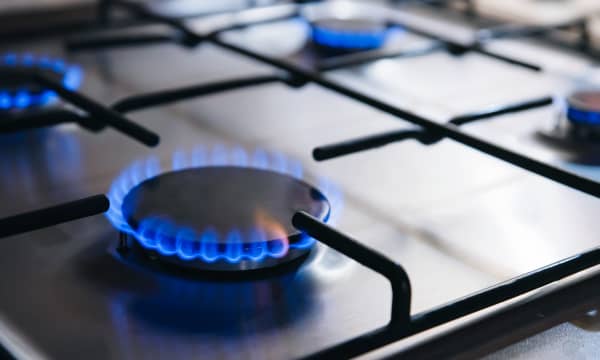 Gasherd mit brennenden Flammen auf allen vier Kochfeldern