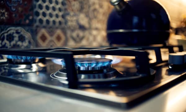 Gasherd mit blauer Flamme in einer Küche