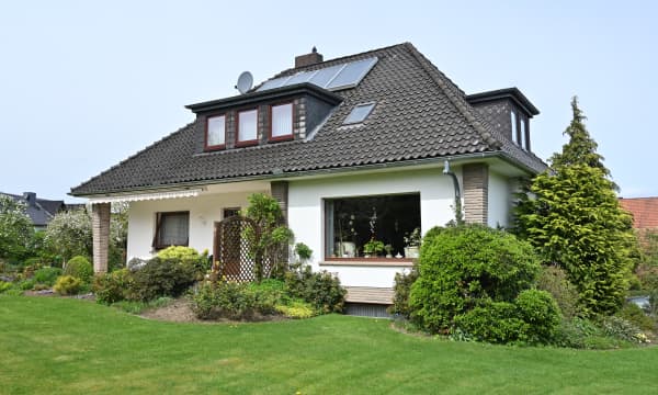 Kleines saniertes Wohnhaus, freistehend im Grünen