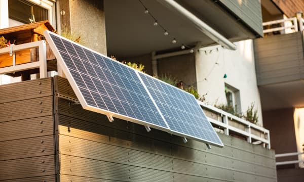 Ein Balkonkraftwerk an einem Balkon im Mehrfamilienhaus