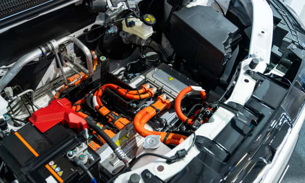 Elektroauto mit offener Motorhaube