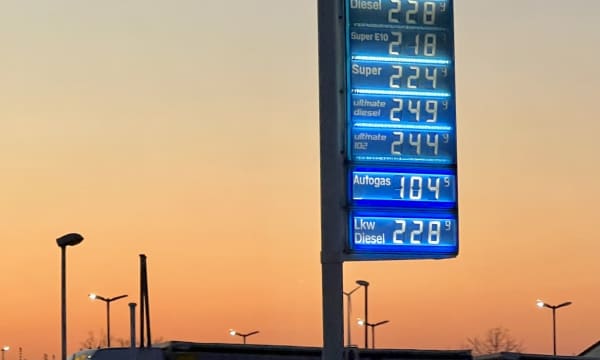 Anzeigentafel mit Spritpreisen an einer Tankstelle in Deutschland