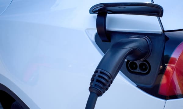 Weißes Elektroauto wird geladen
