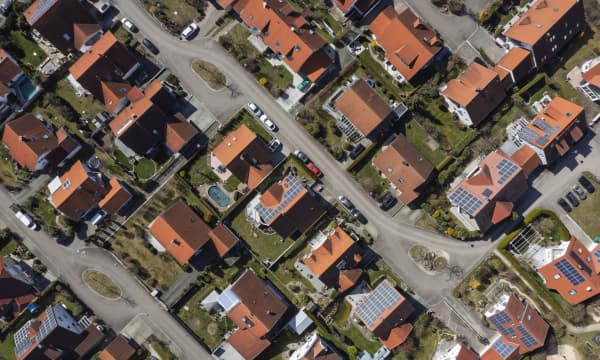 Luftaufnahme eines Wohngebiets mit Häusern, von denen einige mit Solaranlagen ausgestattet sind