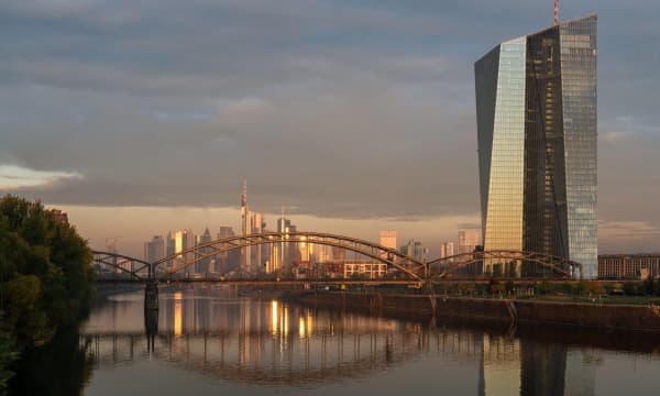 Stadtpanorama von Frankfurt am Main mit dem Sitz der Europäischen Zentralbank EZB