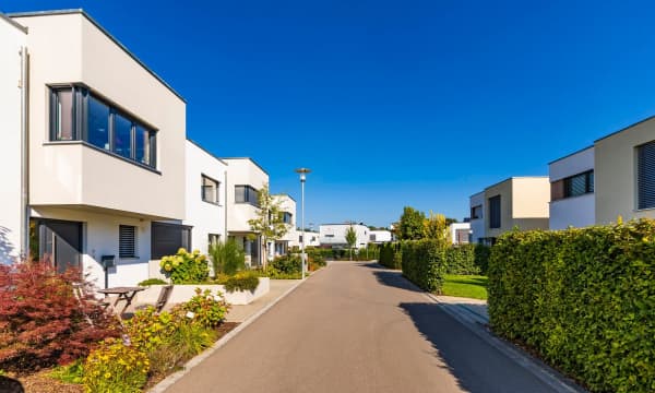 Straße mit modernen Einfamilienhäusern