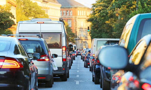 Stau auf einer Straße in Hamburg