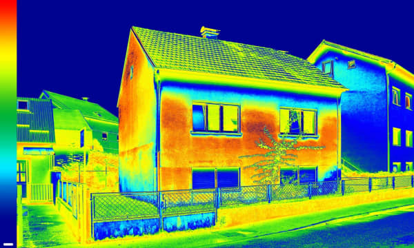 Infrarot-Thermografie-Bild eines Hauses mit Bereichen mit unzureichender Wärmedämmung