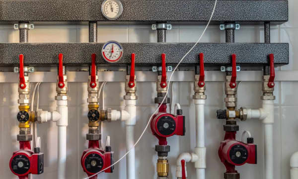 Heizungssystem-Schalter im Heizraum eines Privathauses