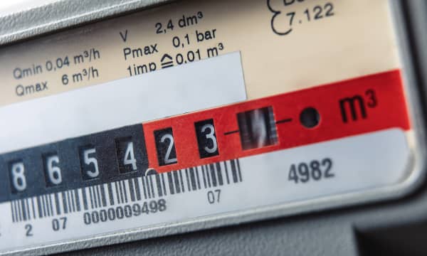 Nahaufnahme eines Gaszählers mit rotierender Ziffer