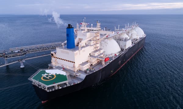 LNG-Tanker an einem LNG-Terminal