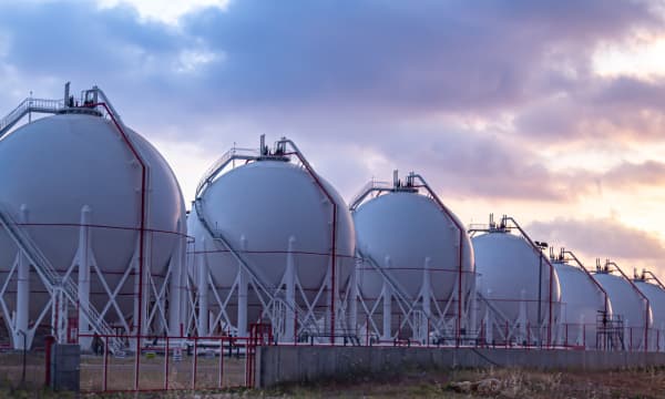 Gasspeicher bei Sonnenuntergang