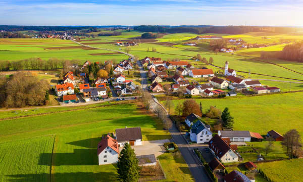 Luftaufnahme von Häusern in einer kleinen Gemeinde in Deutschland