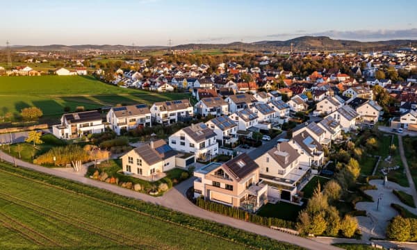 Wohngebiet mit Ein- und Mehrfamilienhäusern am Ortsrand