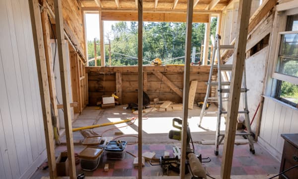 Blick aus einem Gebäude, das gerade saniert wird, nach draußen