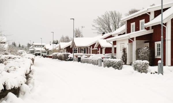 Mehrere Einfamilienhäuser im Winter bei viel Schnee