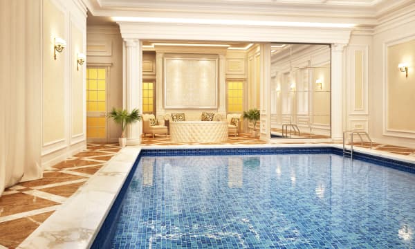Innenpool in luxuriösem Innenraum